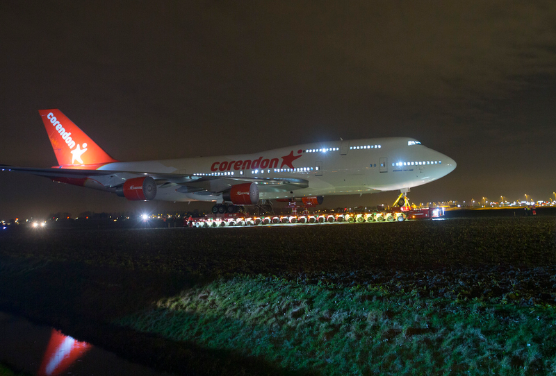 Illustration for article titled Así se traslada un Boeing 747 de 70 metros y 400 toneladas por carretera